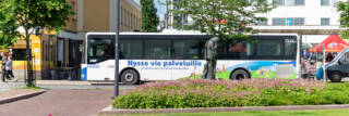 Nysse-bussi pysäkillä Valkeakosken keskustassa.