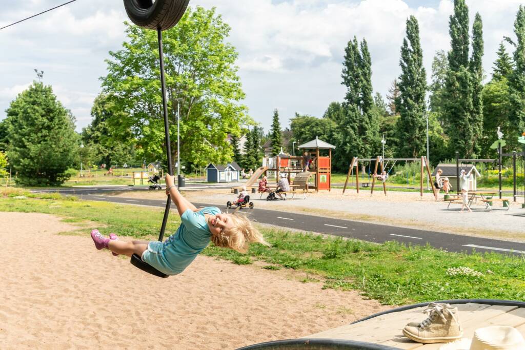 Lapsi leikkii vaijerikeinussa Liikennepuistossa Valkeakoskella.