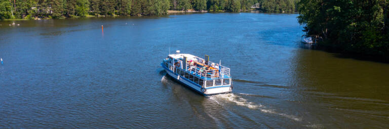 Ilmakuva, jossa M/S Kulkuri - laiva risteilee Mallasvedellä kesällä.