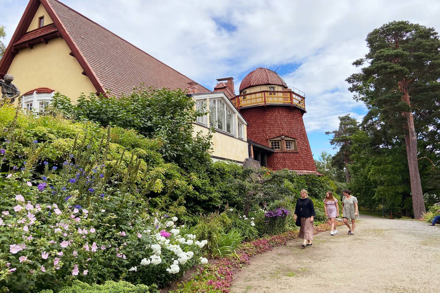 Visavuoren-museon-kävijöitä-ateljeen-edustalla.