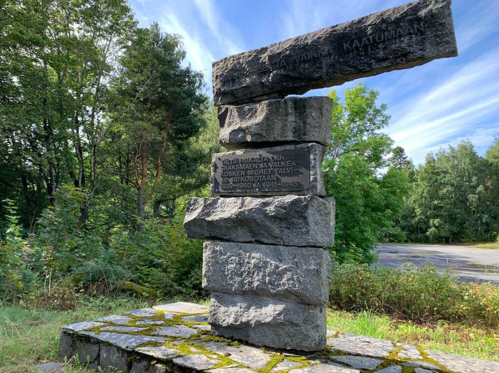 Lähtö-Sotiin lähteneiden muistomerkki Valkeakoskella.