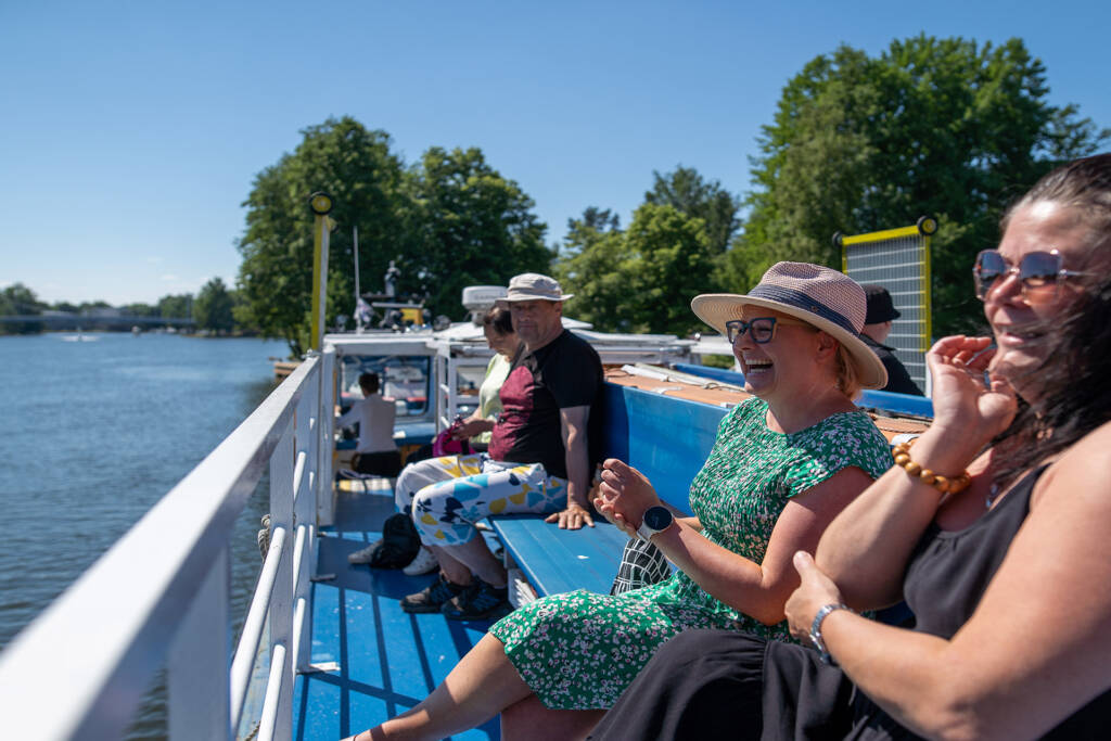 Kaksi naista ja muita turisteja kesäristelyllä MS Kulkurilla.