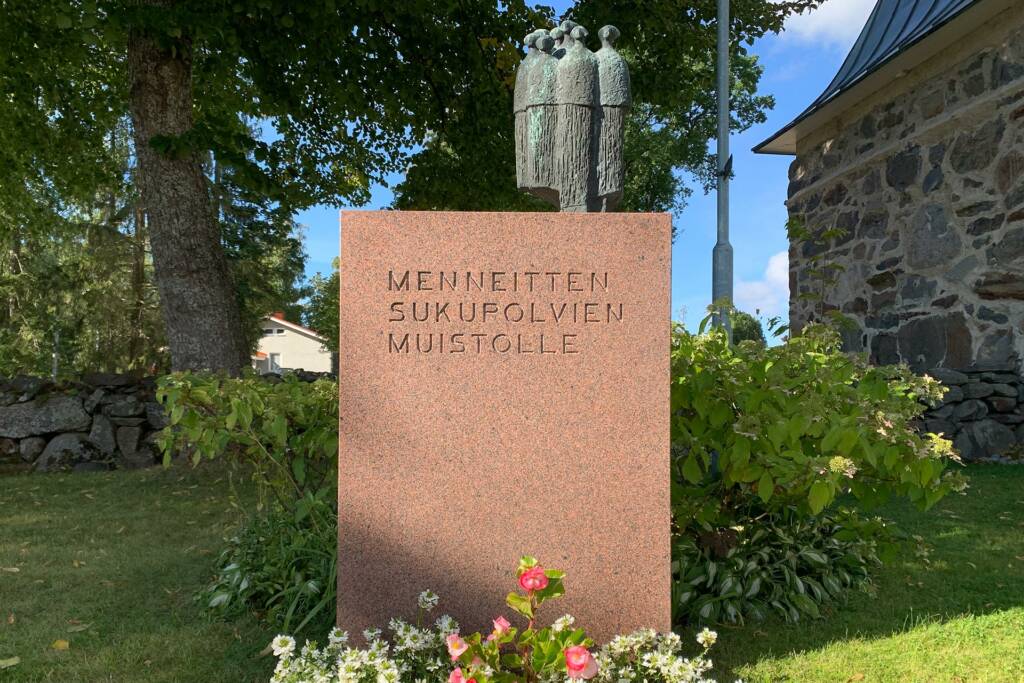 Menneitten sukupolvien muistolle -patsas Sääksmäen hautausmaalla.