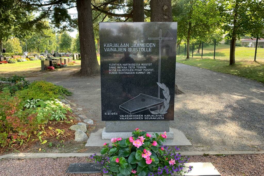 Karjalaan jääneiden muistomerkki Valkeakosken hautausmaalla.