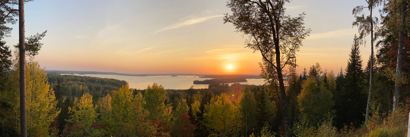 Auringonlasku Rapolanharjulla sykysllä.