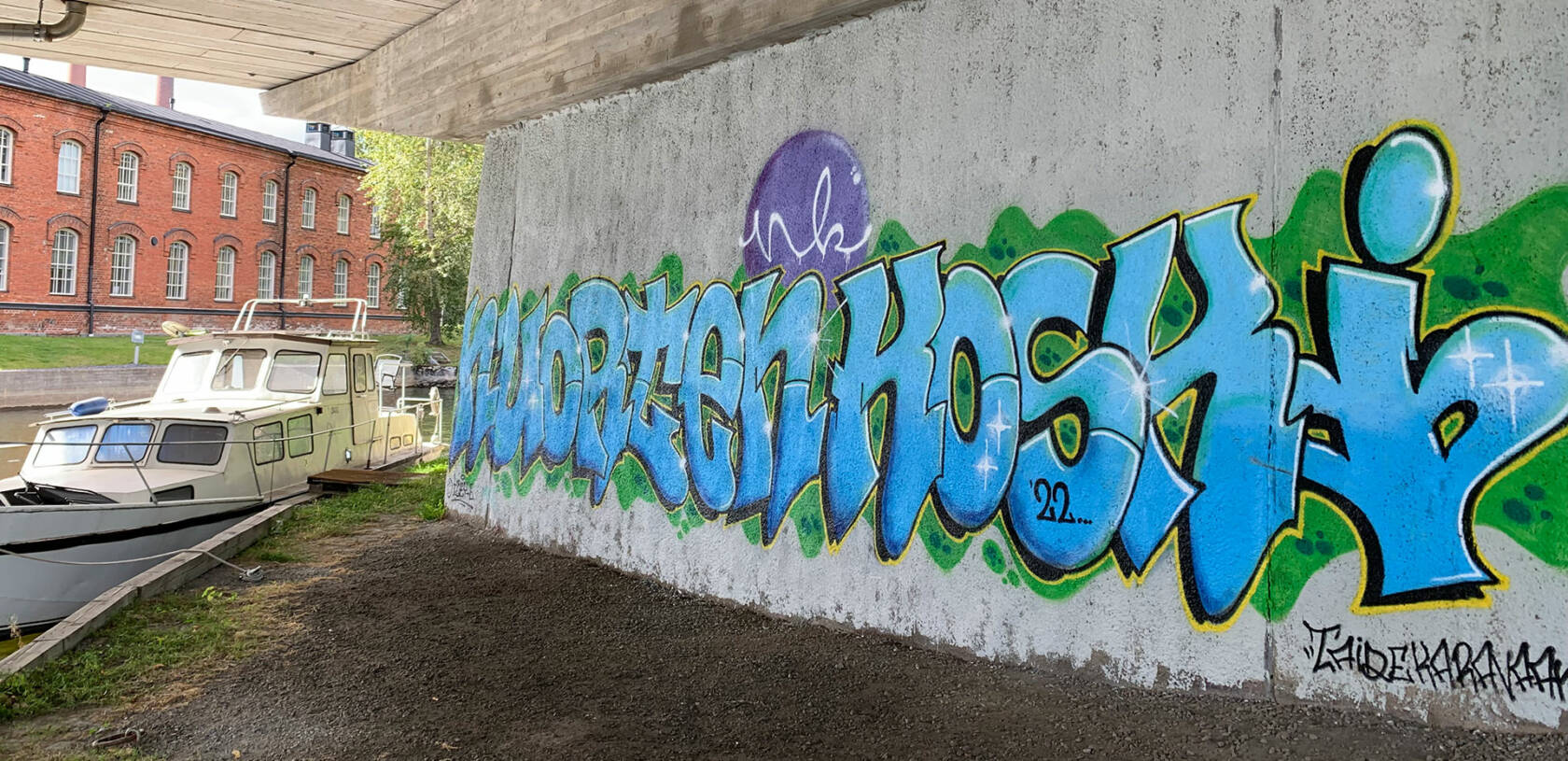 Graffititaideteos sillan alla Valkeakosken keskustassa, teksti: Nuortenkoski.