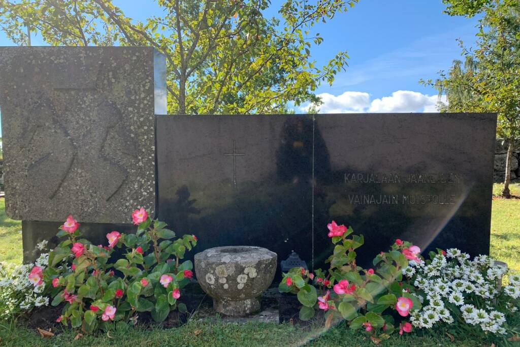 Karjalaan jääneiden vainajain muistolle Sääksmäen hautausmaalla.