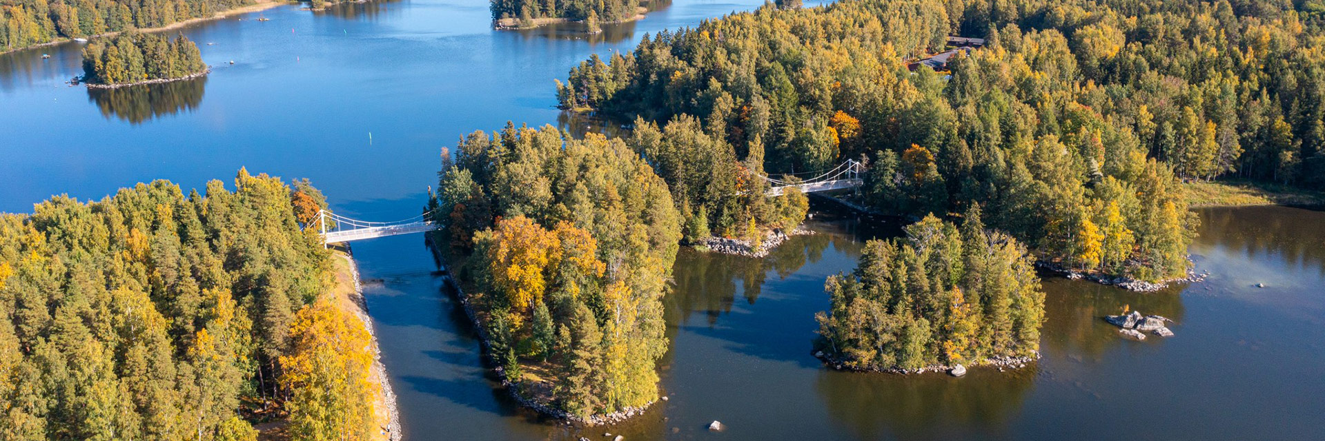 Riippusiltojen lenkkiä ilmasta kuvattuna syksyllä Valkeakoskella.