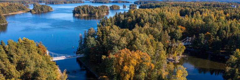 Riippusiltojen lenkkiä ilmakuvassa syksyn ruskassa Valkeakoskella.