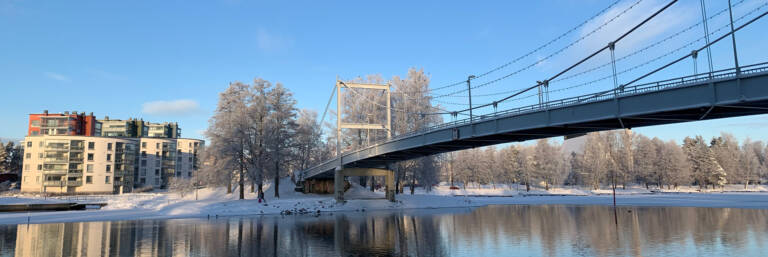 Putaansilta talvella aurinkoisella ilmalla.