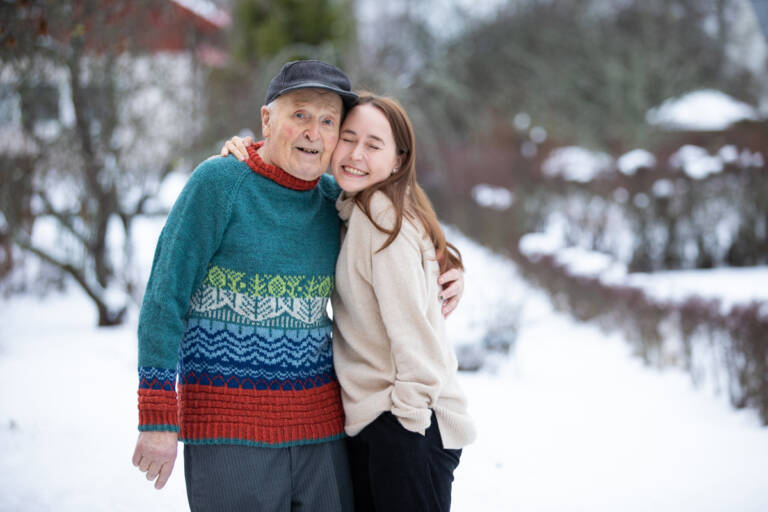 Lotta ja Jorma Saahko talvisessa kuvassa, Jorma Saahkolla yllään Valkeakoski-neule.