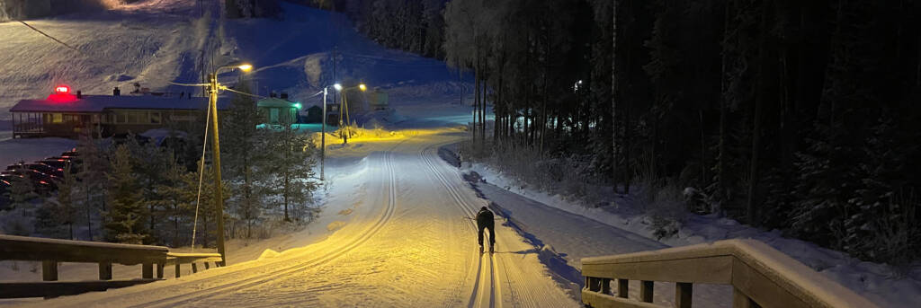 Talvinen hiihtokuva Korkeakankaalla pimeällä.