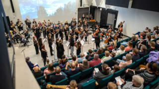 Klassisen musiikin konsertti Luovan salissa.