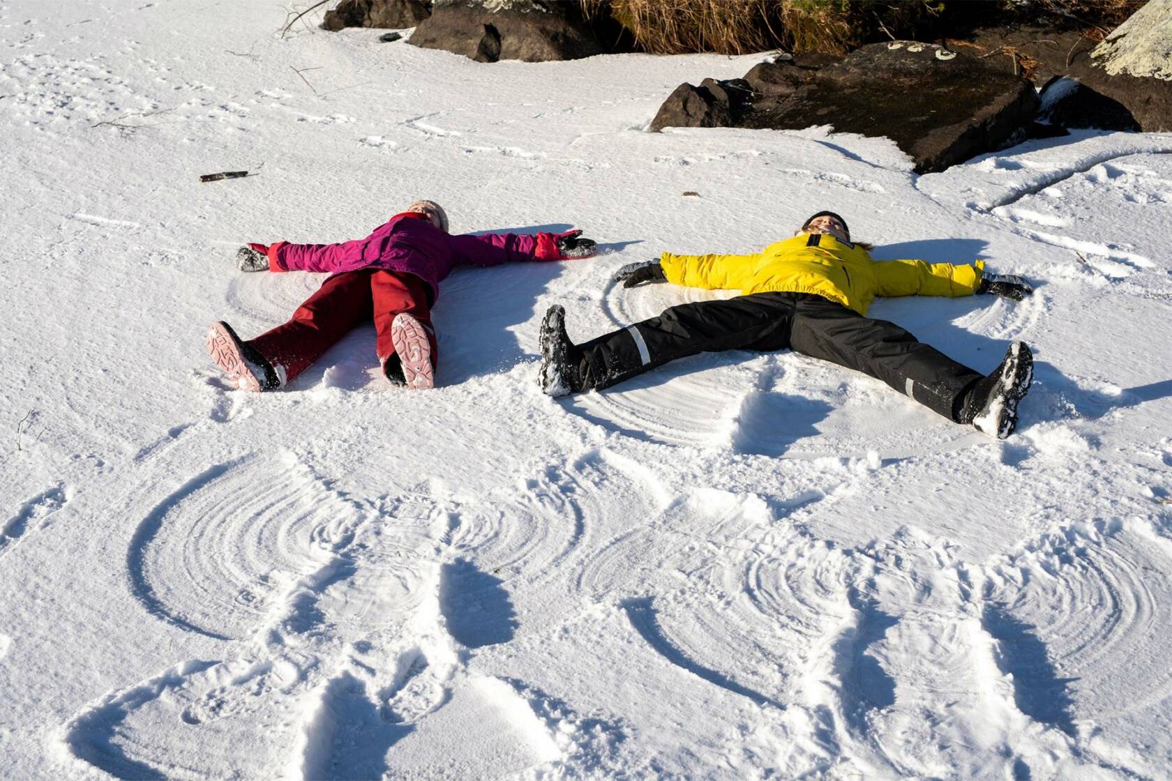 Lapset tekevät lumienkeleitä järven jäällä Pappilanniemessä Valkeakoskella.
