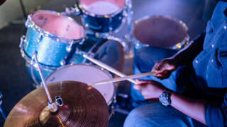 Oppilas soittaa rumpuja.