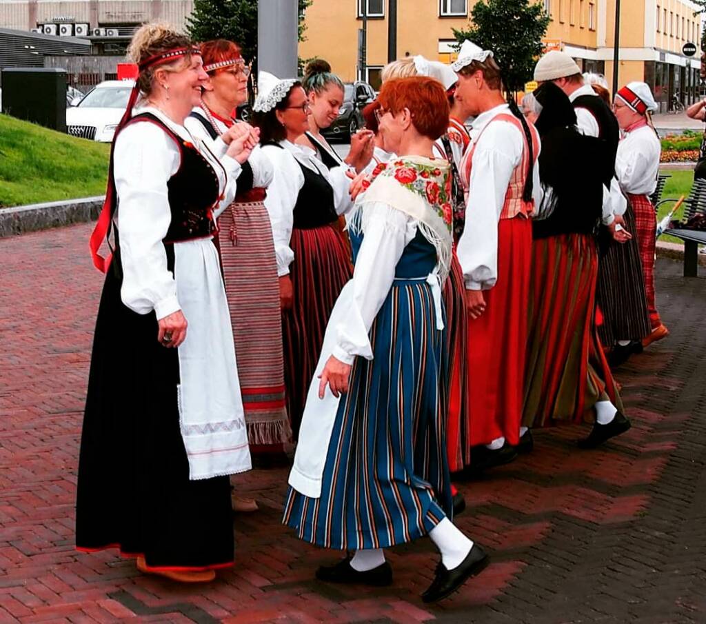 Kansallispukuisia naisia Lepänkorvapuistossa.