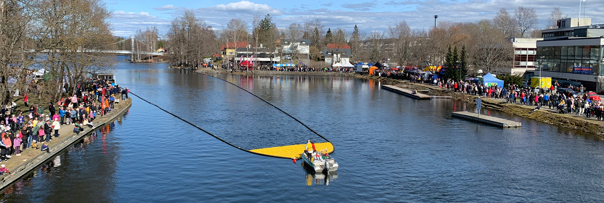 Ihmisiä kerääntynyt seuraamaan Ankanuitto-tapahtumaa Valkeakosken kanavalle.