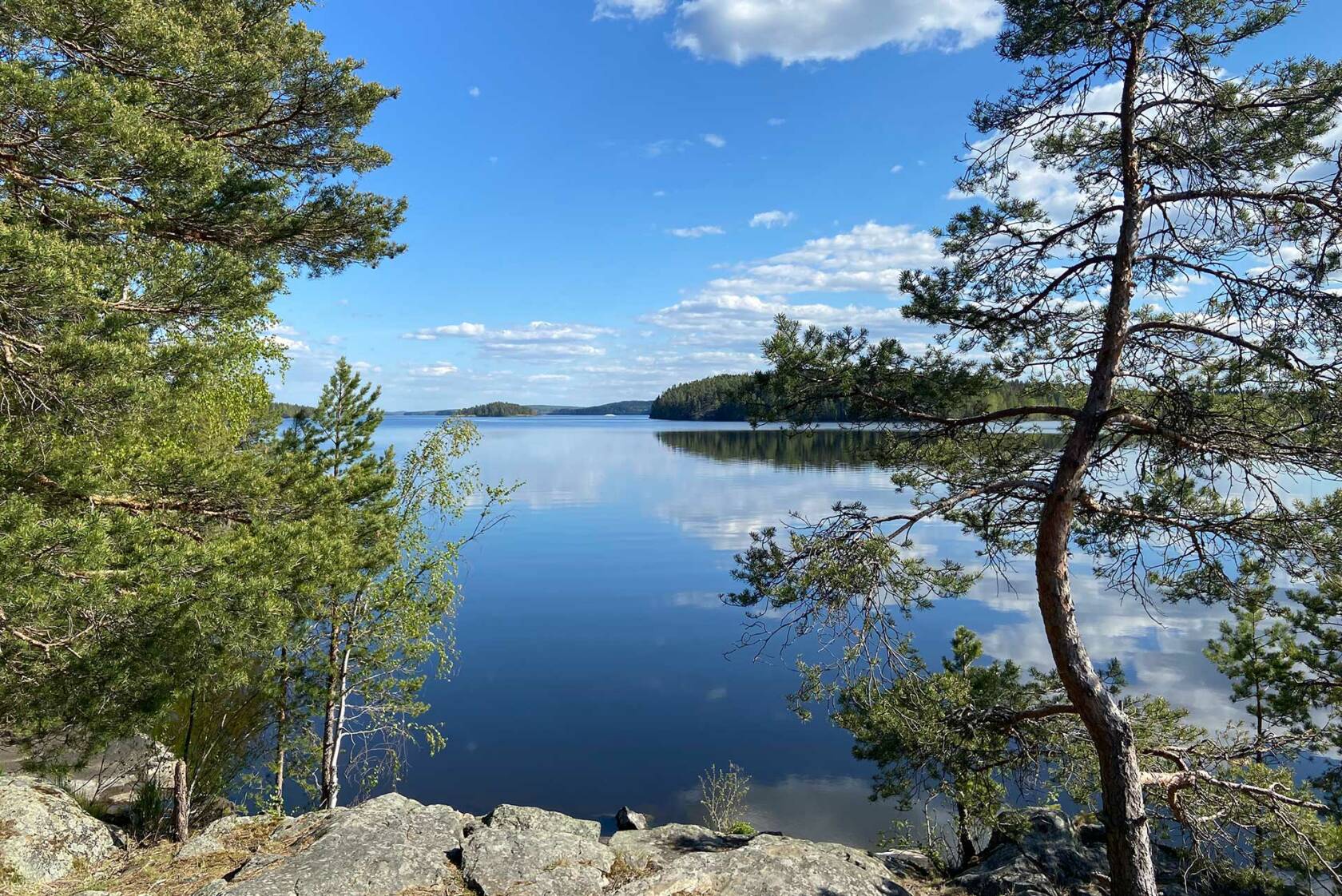 Näkymä Sääksmäen sillan kallioilta kohti Vanajavettä Valkeakoskella.