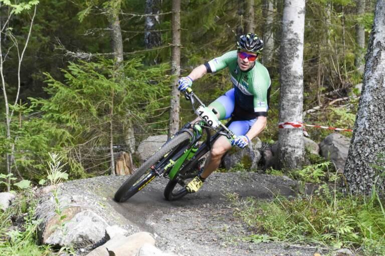 Maastopyöräilijä kurvaa metsäpolulla Valkeakoskella.