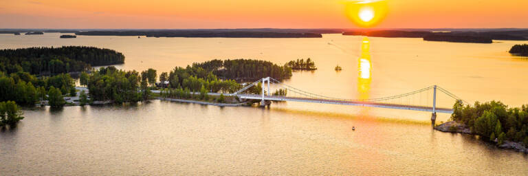 Auringonlasku ja sen värittämä järvimaisema Sääksmäen sillan luona.