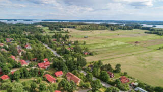 Asuinrakennuksia ja pelto- sekä järvimaisemaa Huittulasta Sääksmäeltä.