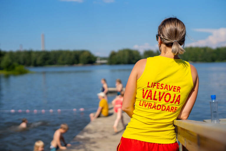uimavalvoja valvoo uivia lapsia Apian uimarannalla Valkeakoskella.