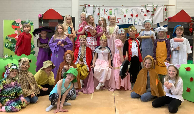 Ryhmäkuva lapsista Prinsessa Ruusunen-näytelmän esiintymisasuissa.