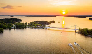 Ilmakuva auringonlaskusta ja Sääksmäen sillasta Valkeakoskella.