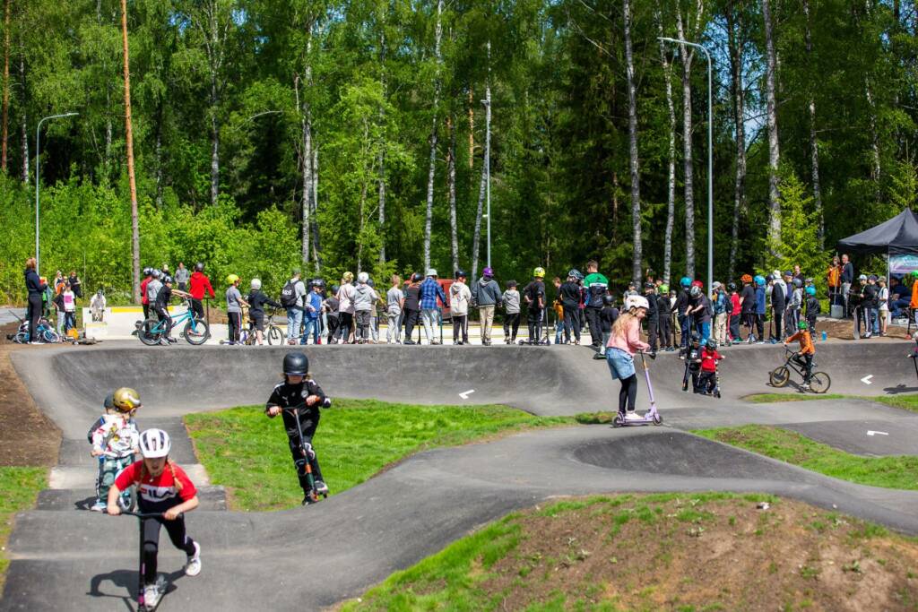 Lapsia temppuilemassa pumptrack-radalla Walklandian avajaispäivänä Valkeakoskella.