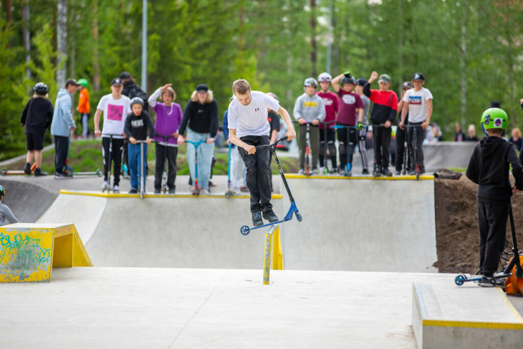 Henkilö temppuilee potkulaudalla pumptrack-radalla.