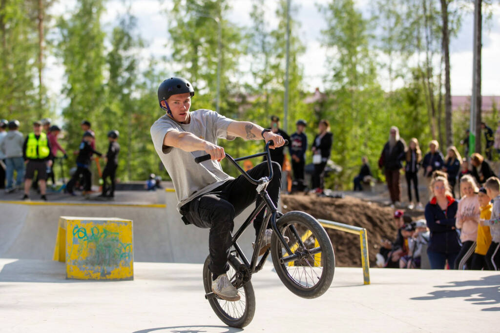 Henkilö temppuilee pyörän selässä pumptrack-radalla.