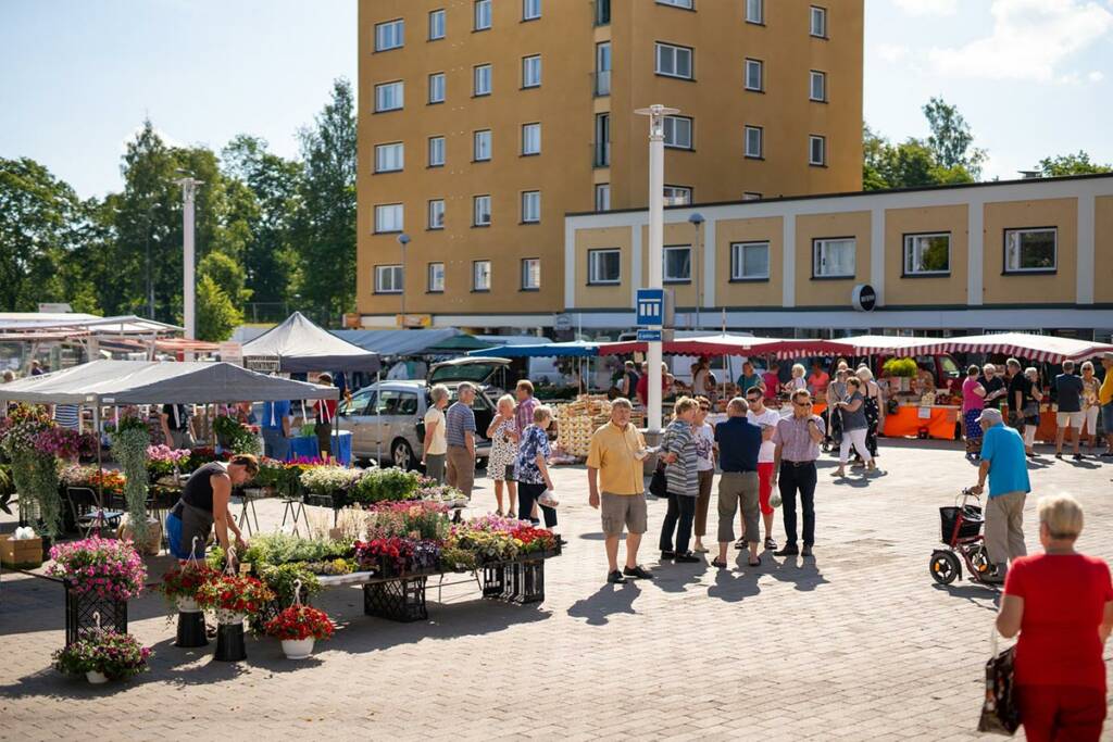 Valkeakosken tori kesällä.