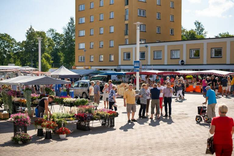 Valkeakosken tori kesällä.