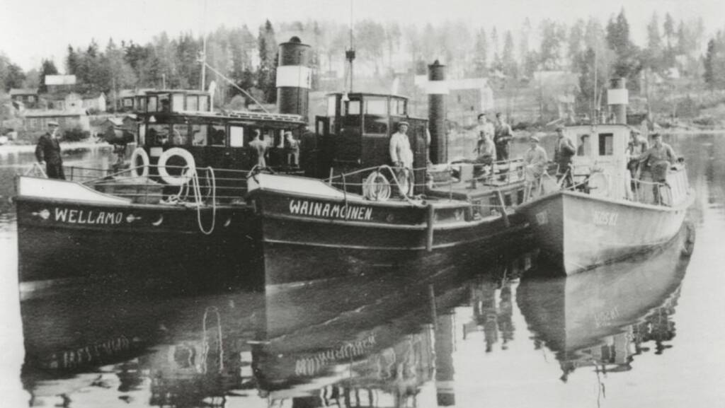 Kolmen kanavan Koski -näyttelyn mustavalkoinen kuva.