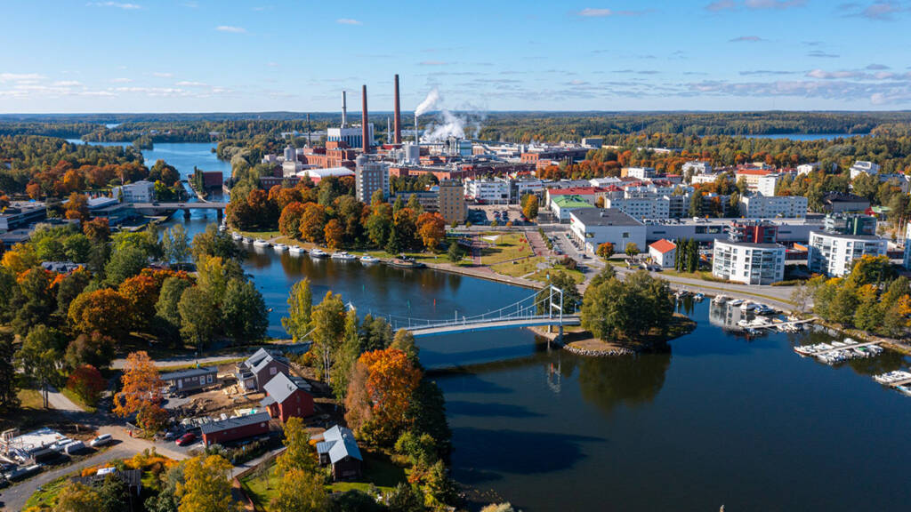 Syksyinen ilmakuva Valkeakosken kaupungin keskustasta.
