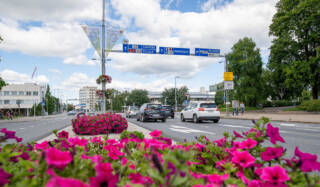 Autoja odottamassa liikennevaloissa Valkeakosken kaupungin keskustassa.