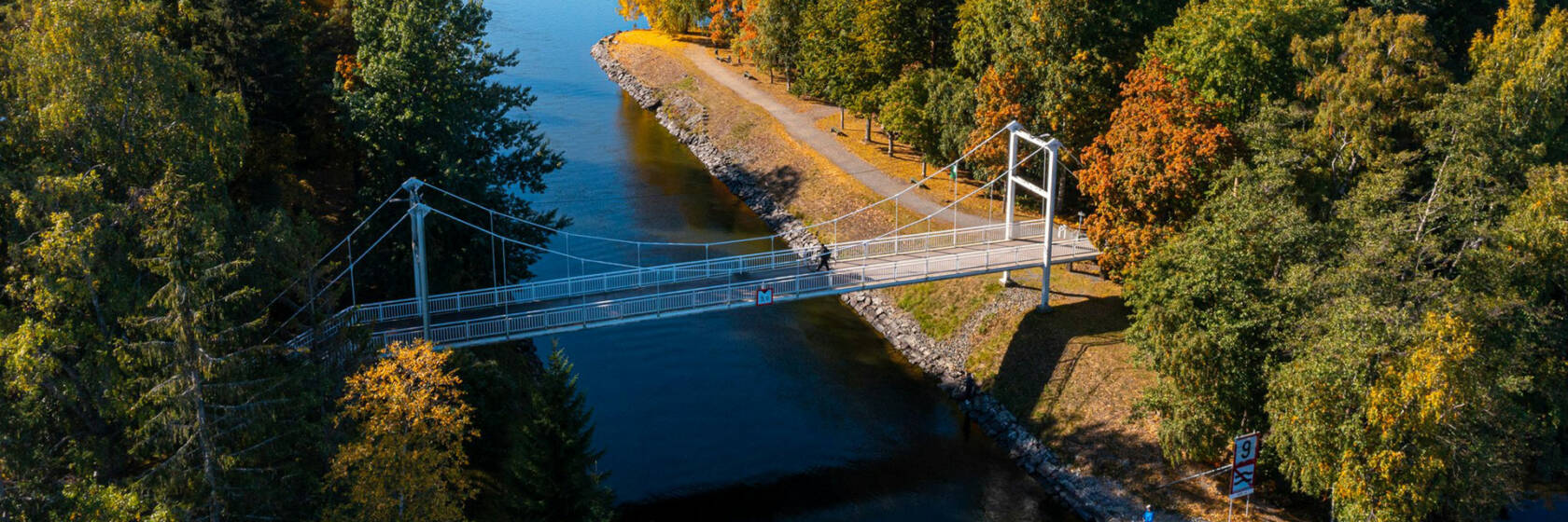 Ilmakuva syksyisistä riippusilloista Valkeakoskella.