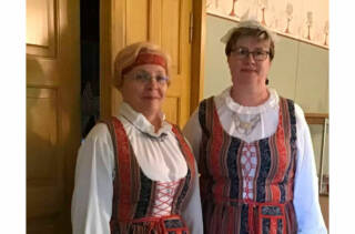 Kirsi Ilola ja Anu Nieminen Sääksmäkipuvut päällä.