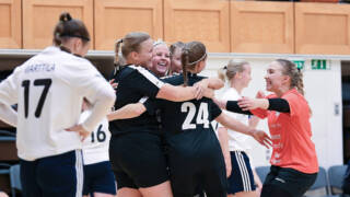 Naisten futsal-joukkueen pelaajat halaavat toisiaan.