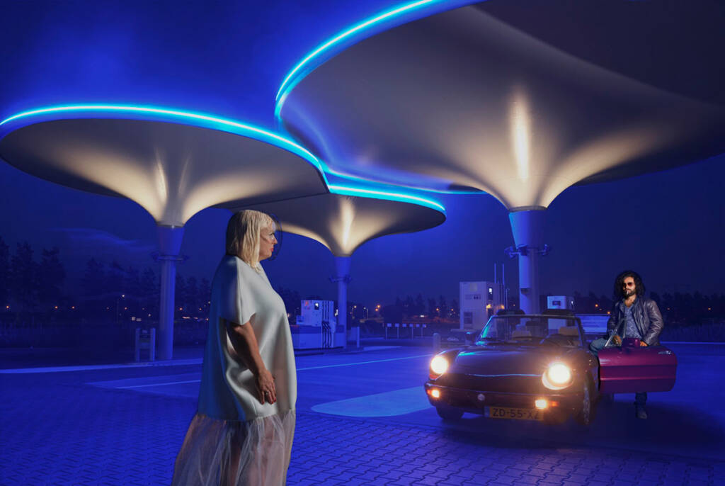 Nainen ja mies futuristiessa asetelmassa.