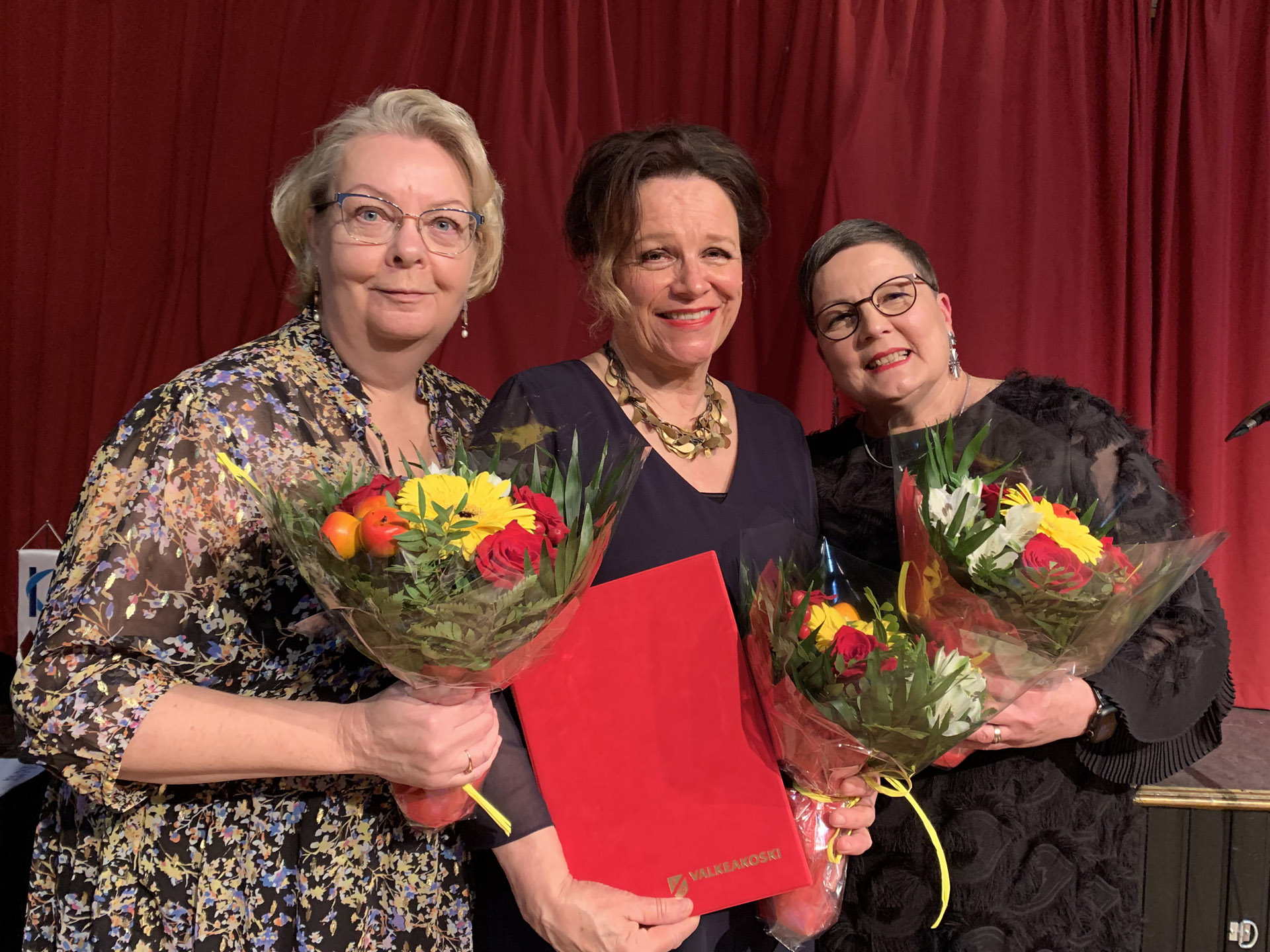 Valkeakosken kaupunginteatterin edustajat vastaanottivat kulttuuripalkinnon.