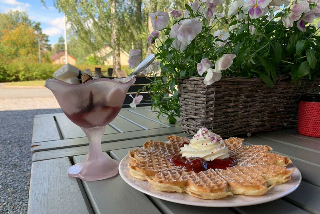 Jäätelöannos ja vohvelilautanen Villa Palmurinteen terassilla.