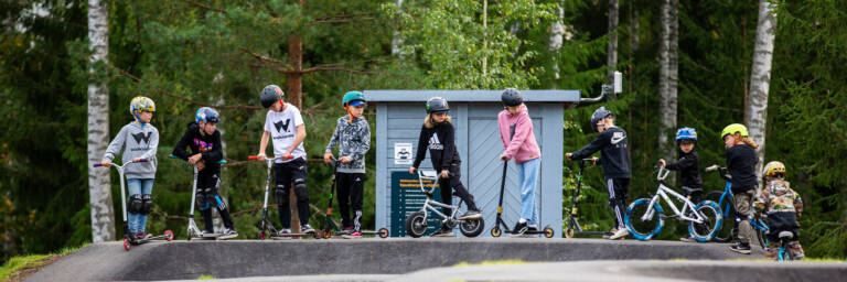 Lapsia pyörillä ja potkulaudoilla Walklandian pumptrack-radalla.