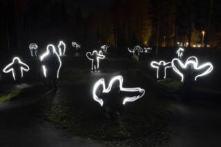 Valaistuja hahmoja pumptrackilla.