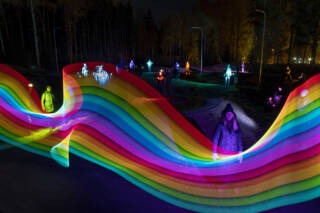 Valomaalaus ja valaistuja hahmoja pumptrackilla.