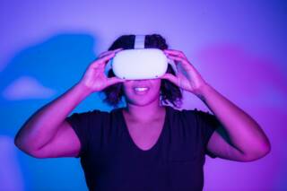 Nainen pelaa VR-laseilla.