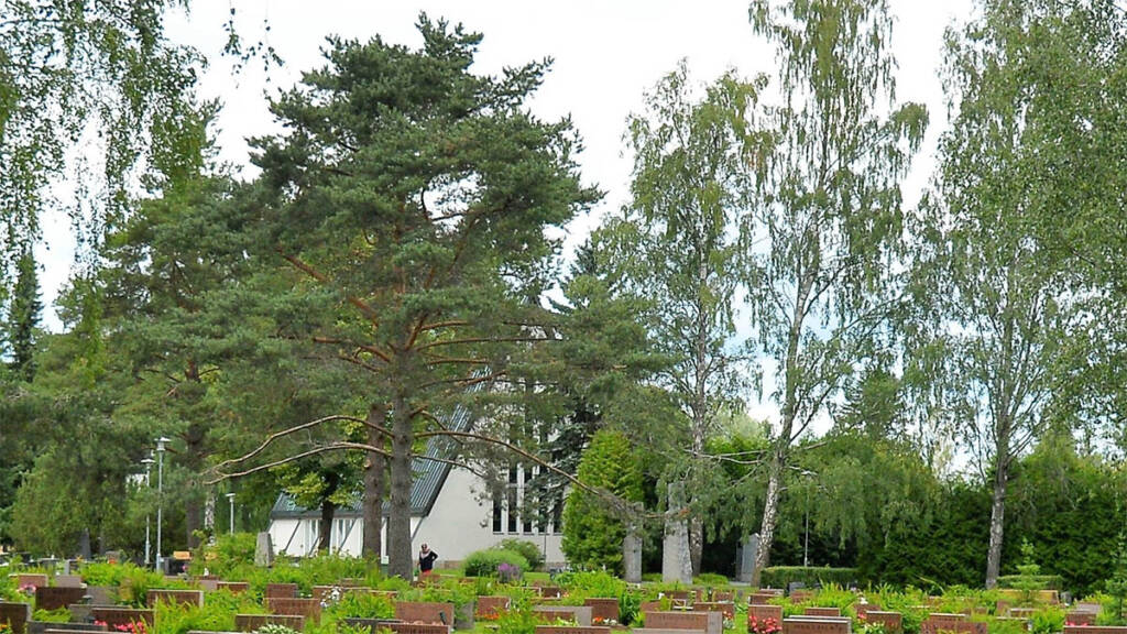 Valkeakosken kappelikirkko ja sen edustalla oleva hautausmaa.
