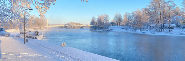 Talvinen ja aurinkoinen pakkaspäivän maisemakuva kanavanrannasta Valkeakoskelta.