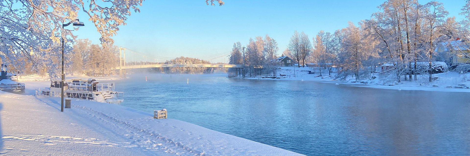 Talvinen ja aurinkoinen pakkaspäivän maisemakuva kanavanrannasta Valkeakoskelta.