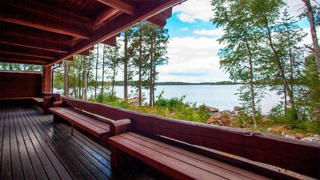 Näkymä järvelle Valmarinniemen saunarakennuksen terassilta.